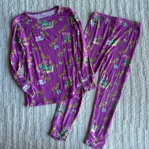 Posh peanut leopards presents with Santa hat size 8